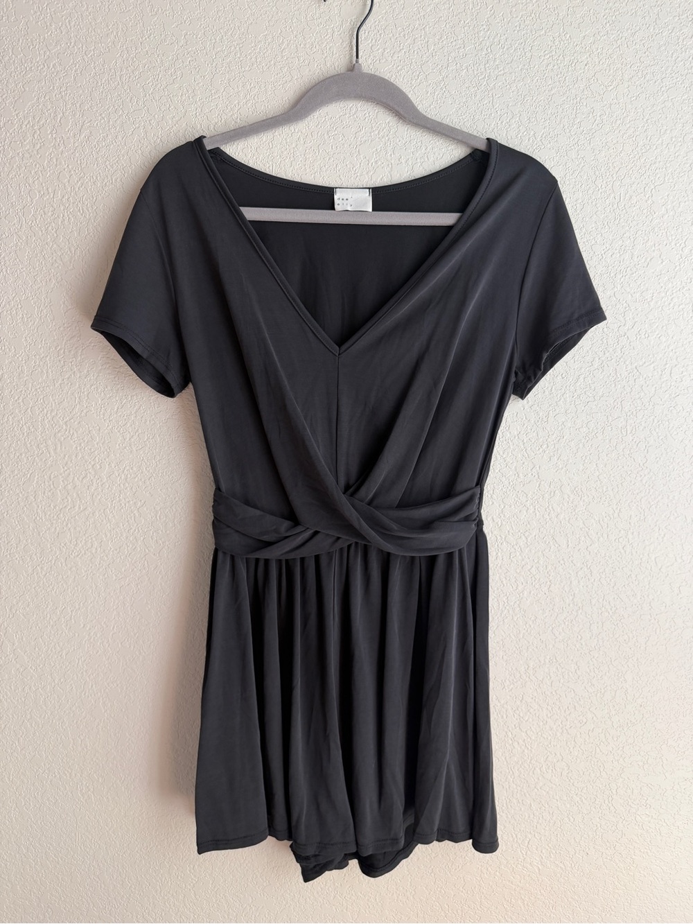 Francesca's Collections Black Short Sleeve Twist-Waist Romper